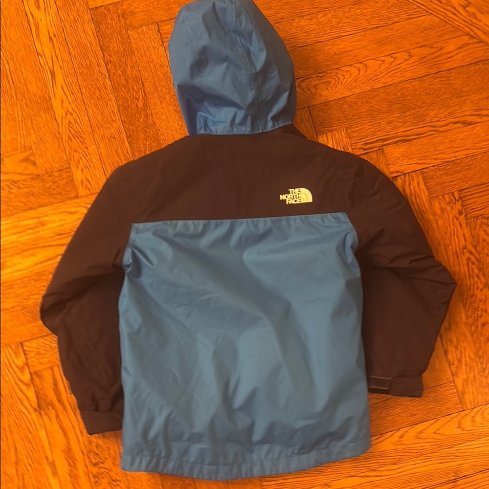 The North Face Blue Puffer Jacket with Hood and Color Blocking (Boys 10/12) - Picture 5 of 5